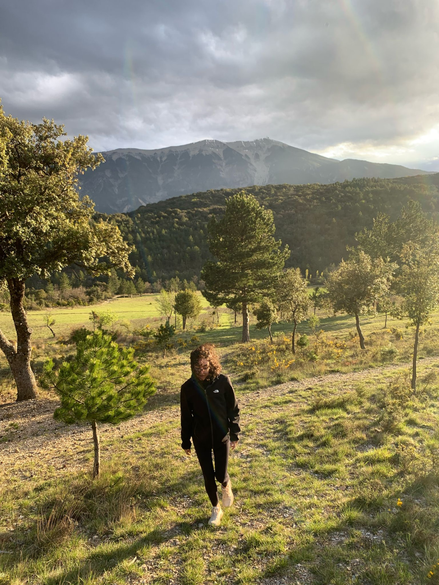 Aïda Belkaïa marchant devant le Mont Ventoux.